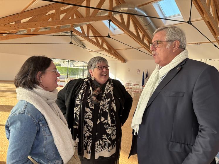 Florence Goron et Sylviane Pralus ont poursuivi leurs échanges avec le président de la Chambre d'agriculture, Pascal Férey.