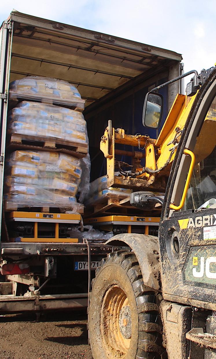 Étape 1 : acheminer les doses sur la plateforme arrière du camion.