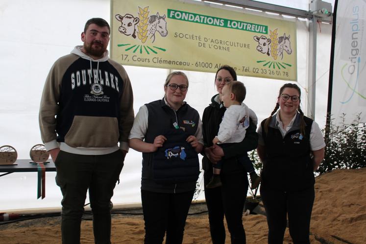 Le concours des jeunes présentateurs a remercié l'investissement de Lucie Foucault et son compagnon Florian. En cadeau, une veste pour leur fils.