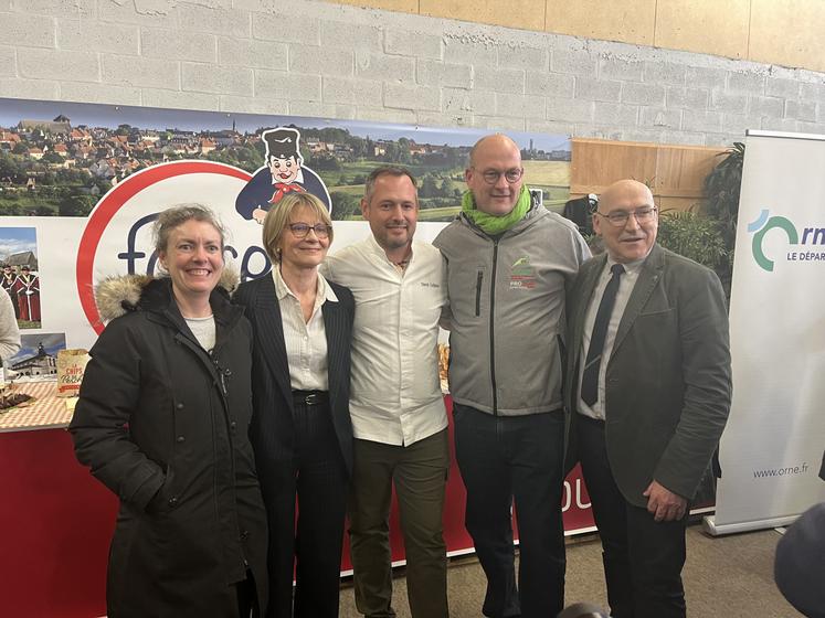 Guillaume Larchevêque en compagnie de Véronique Louwagie et David Galienne à la Foire au boudin Mortagne au Perche.