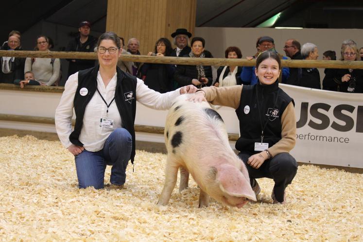 Christelle Marie est éleveuse engagée auprès de l'association de race et de la Fédération des Races de Normandie. Elle a remporté le prix de championnat, là-aussi, bien mérité.