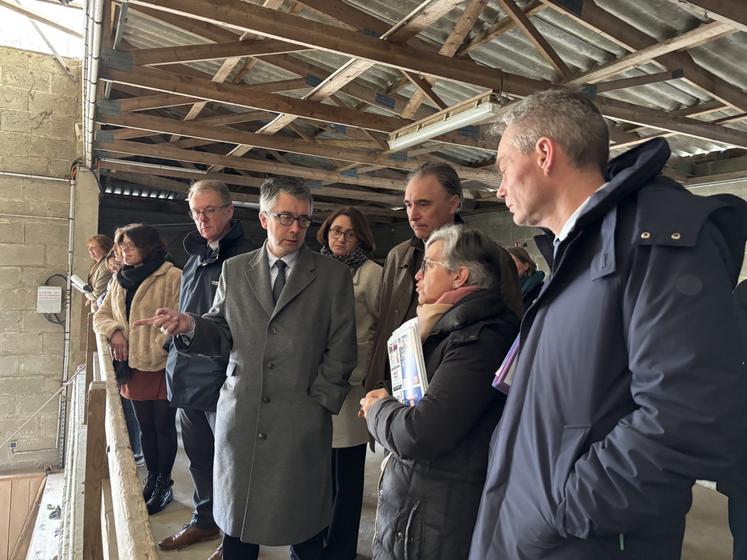 La directrice du lycée Agripôle de Saint-Hilaire-du-Harcouët, Marie-France Tapon, a fait le point sur les infrastructures, les formations et les enjeux du recrutement avec les élus locaux et régionaux.