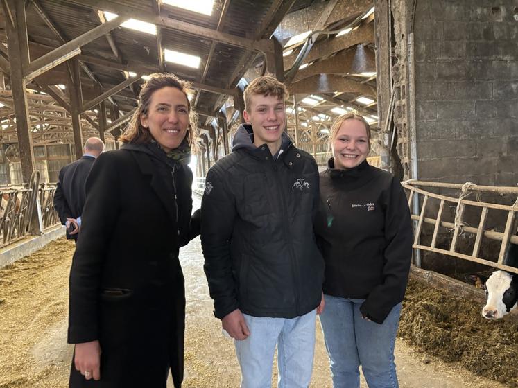 La députée européenne, Valérie Hayer, a échangé avec Flavie, la fille de Karine et Xavier Thomas, et son copain, Rémi Savary, tous les deux de futurs installés.