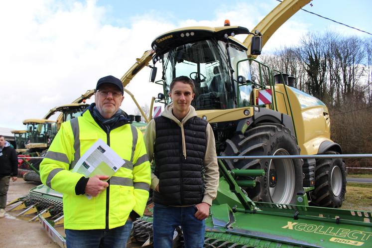 Pascal Borel, directeur de la MFR d'Haleine, en compagnie de Vincent, ancien étudiant de ce dernier, aujourd'hui salarié de l'ETA Normandie.