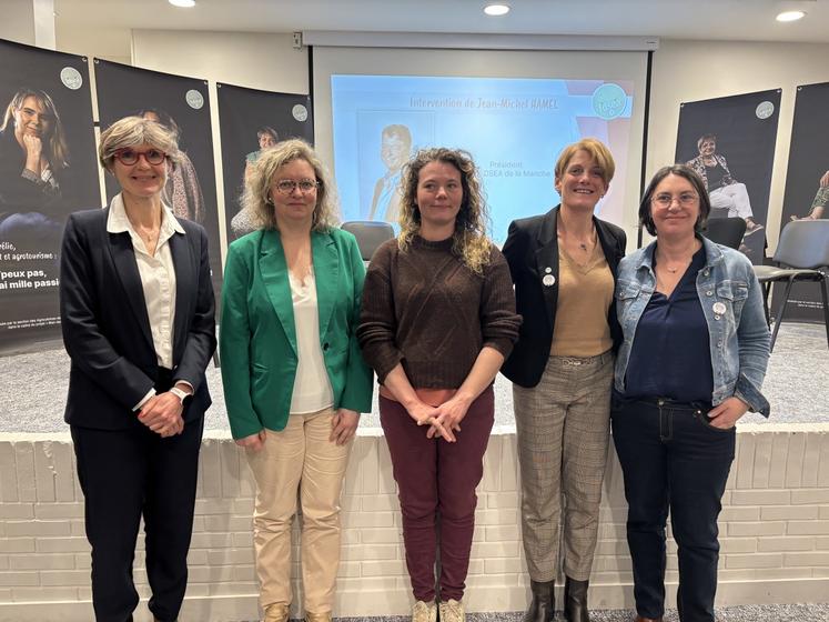 Odile Brostin, conseillère entreprise à France Travail, Nadège Gautier, responsable du service emploi de l'Anefa et Laura Nowak, jeune agricultrice installée au Val-Saint-Père, ont apporté leurs témoignages lors d'une table ronde ayant pour thème « et si vous osiez entreprendre en agriculture ? »