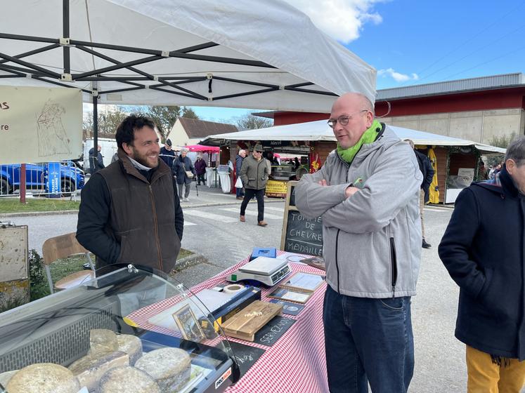 Flavien Rigot, éleveur de chèvres et producteur de fromages dans l'Orne, discute avec le nouveau président de la Chambre d'agriculture de l'Orne, Guillaume Larchevêque.
