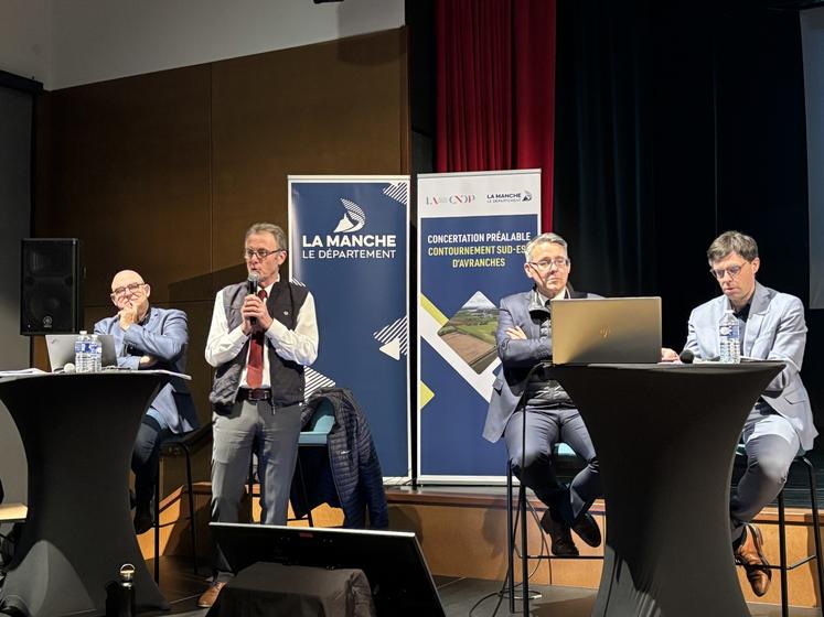Jacky Bouvet, premier vice-président du Département, accompagné de Axel Fortin-Larrièvre, en charge des infrastructures, entouré de Olivier Thirion, directeur des routes et Olivier Zamouth, directeur délégué aux infrastructures.