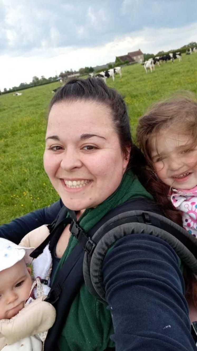 Agricultrice mais également maman, Aline emmène Johanna et Capucine avec elle.