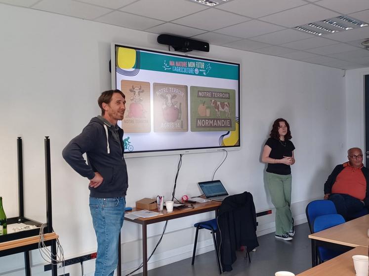 Guillaume Férey a présenté le projet auprès d'Agathe, stagiaire à la FDSEA, qui œuvre sur le projet Tour de France.