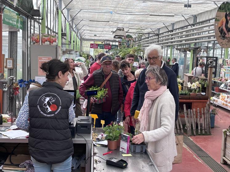 La vente de végétaux a été un réel succès. La ferme horticole ouvre en continu pendant tout le mois de mai de manière à donner la possibilité aux visiteurs de se fournir en plantes, légumes et autres végétaux.
