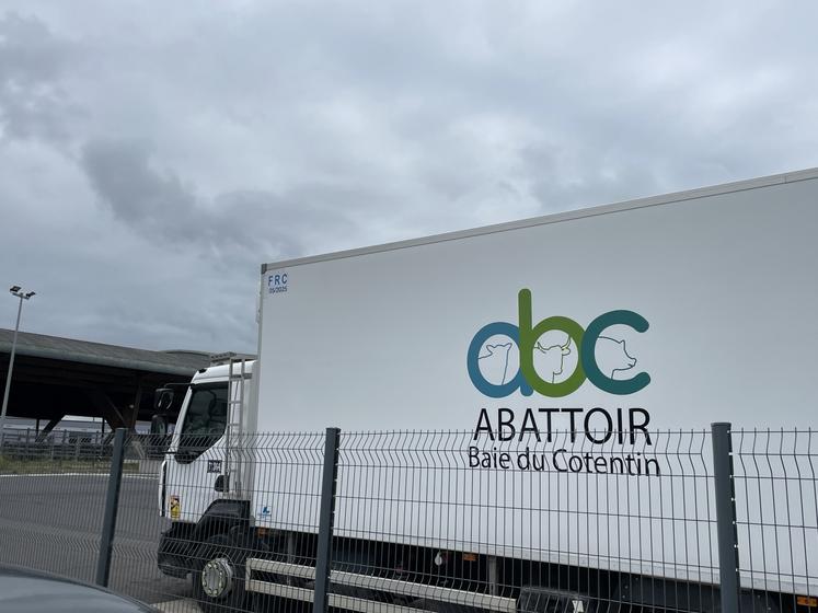 L'abattoir de la Baie du Cotentin, qui a débuté son activité en septembre 2021, vient d'être confié à l'entreprise Teba, spécialisée dans la découpe et la transformation à Saint-Hilaire-du-Harcouët.
