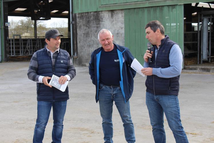 Maxime, Philippe et Florian Lejeanne, père (au centre) et fils, lequels ont repris la ferme en 2006.