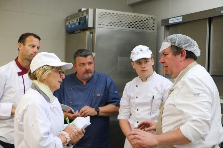 Avant de délibérer pendant la dégustation, le jury passe en cuisine pour échanger avec les participants sur leurs projets.