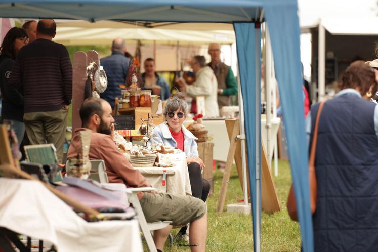 Les producteurs ont apprécié exposer sur le marché et échanger avec les visiteurs et les organisateurs.