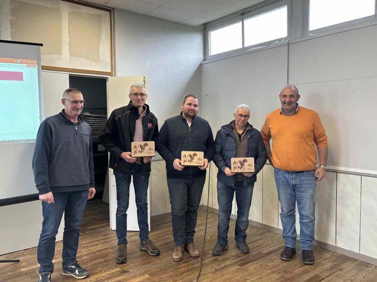 Les coprésidents, Sylvain Nativelle (à gauche) et Gilles Bonnissent (à droite) entourent les trois administrateurs qui arrêtent : Franck Cottebrune, Raphaël Legendre et Jean-Luc Batard.