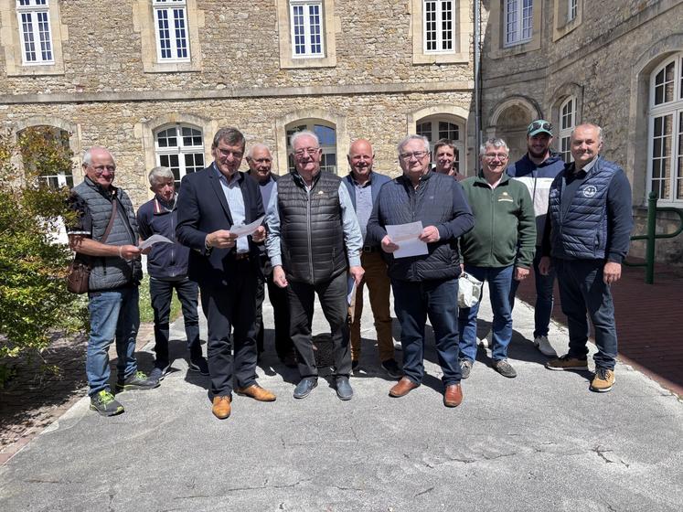 Accompagné d'une dizaine de personnes, le président de la Fédération départementale des chasseurs, Gérard Bamas, a remis en main propre le manifeste à Jean-Pierre Lhonneur, maire de Carentan, qui sera porté à connaissance du conseil municipal.
