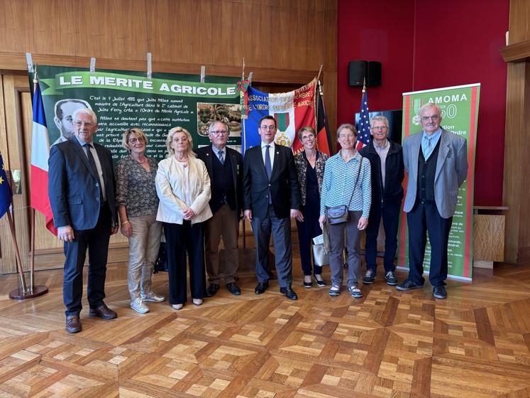 Les derniers nommés et promus dans l'ordre du Mérite agricole aux côtés du préfet de la Manche, Xavier Brunetière.