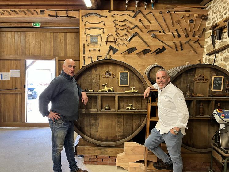 Hugues Desfrièches travaille avec Arnaud Viel depuis plusieurs années. Il produit du calvados, du pommeau, du cidre et poiré sur 15 hecatres en agriculture biologique à Sainte-Marguerite-des-Carrouges.
