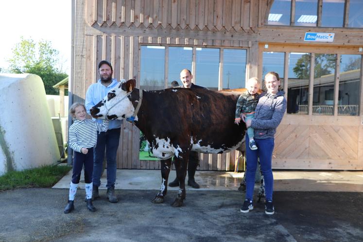 Gwenn, Quentin Lelimousin, leur salarié Félix, Simon et Barbara posent avec Samina quelques semaines après leur passage sur le ring du National : "Un grand spectacle. C'est à faire, c'est sûr !"