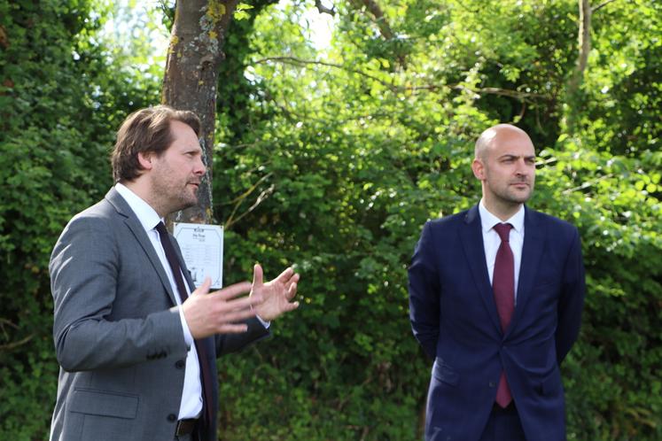 Jean-Noël Barrot (à droite) a visité l'exploitation cidricole Christian Drouin. "Il n'y a pas de meilleure manière de commencer la semaine qu'avec le calvados", s'est-il exprimé. La boisson comme le territoire bien sûr.