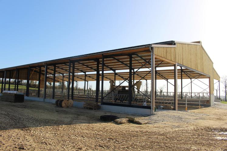 Le bâtiment d'élevage, doté de 1 200 m2, est pensé pour abriter 70 animaux. Des panneaux photovoltaïques complètent la toiture. L'énergie produite est vendue en intégralité.