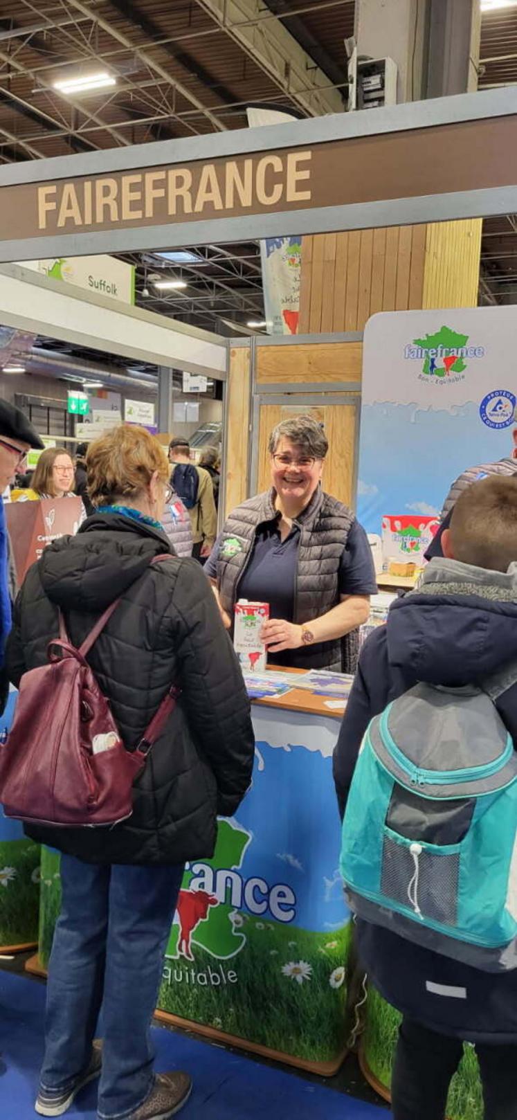 Véronique Lahaye, productrice de lait, sur le stand FaireFrance.