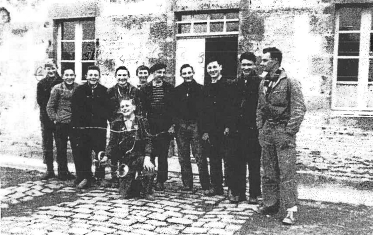 Les premiers élèves de la MFR en 1955. La photo a été prise devant la même entrée, mais 70 ans plus tôt.