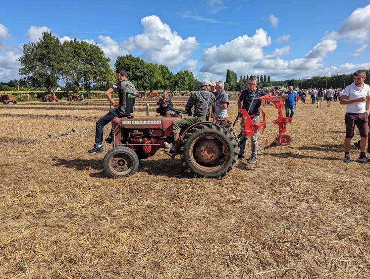 De vieux tracteurs seront exposés par l'association Tracto-Copains du Perche qui proposera également aux festivaliers des tours à bord de ces engins d'époque.