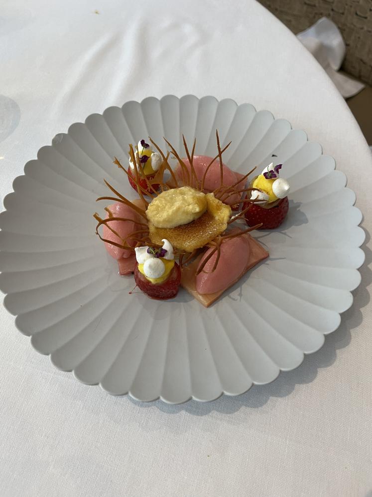 Amoureux des desserts, Arnaud Viel en a concocté un à base de fraise, rhubarbe et safran normand.
