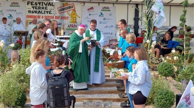 En 2022, le père Cyril Moitié avait célébré la messe du Festival de la terre organisé par les Jeunes agriculteurs à Ecausseville.