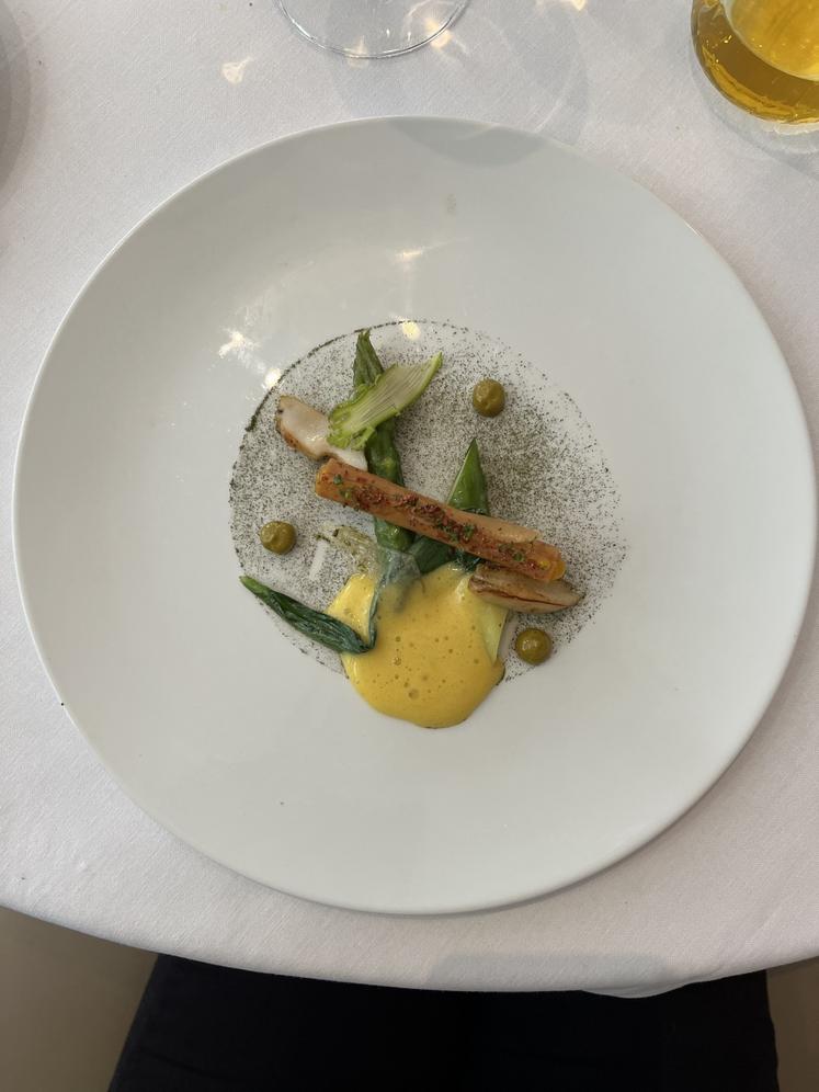 Un plat de saison réalisé à partir d'asperges vertes et d'ormeaux normands.