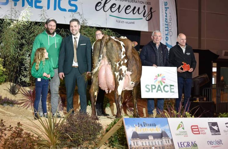 Pinacolada, déjà remarquée à Vachement Caen, a su tirer son épingle du jeu en remportant le titre de meilleure mamelle adulte à Rennes.