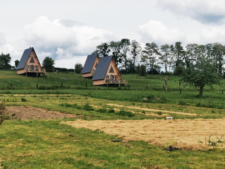 Les trois éco-lodges sont terminés et peuvent accueillir des touristes curieux de découvrir l'herboristerie.