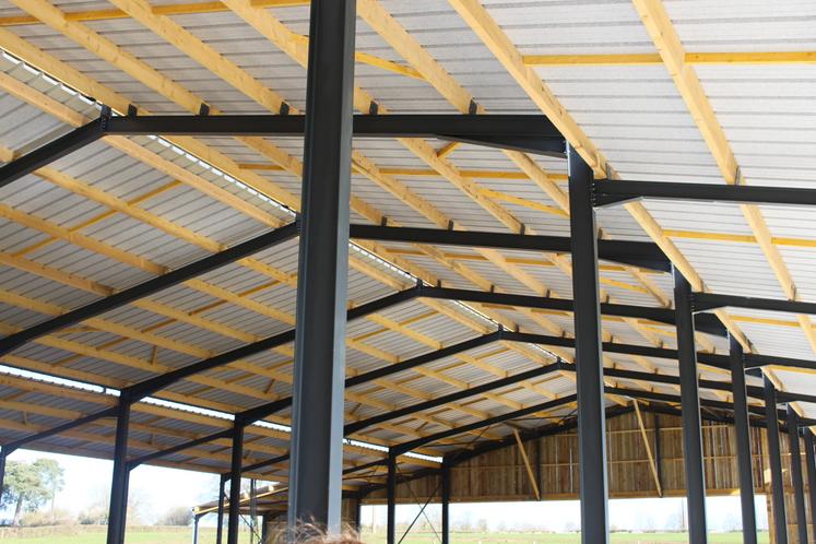 Les travaux ont été réalisés par des entreprises du coin : Vaugarny TP à Mortrée, BF Maçonnerie à Saint-Sauveur-de-Carrouges et la charpente, en Mayenne.