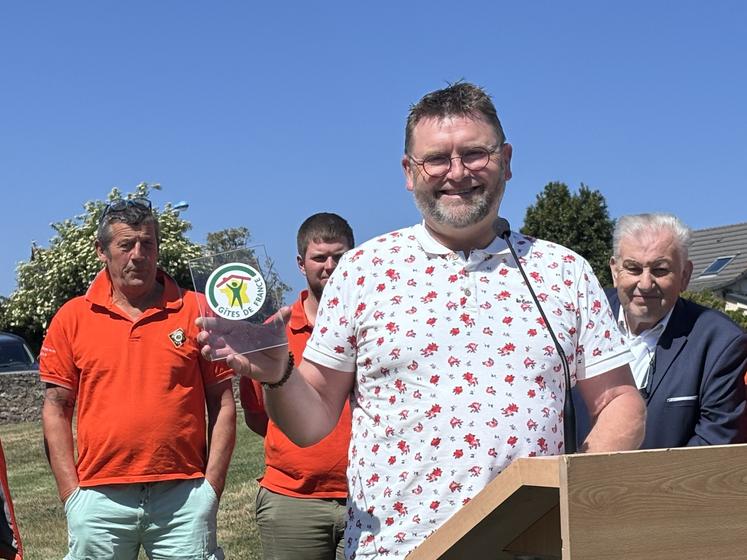 Ludovic Capelle présente son trophée : le coup de coeur "développement durable" de Gites de France.