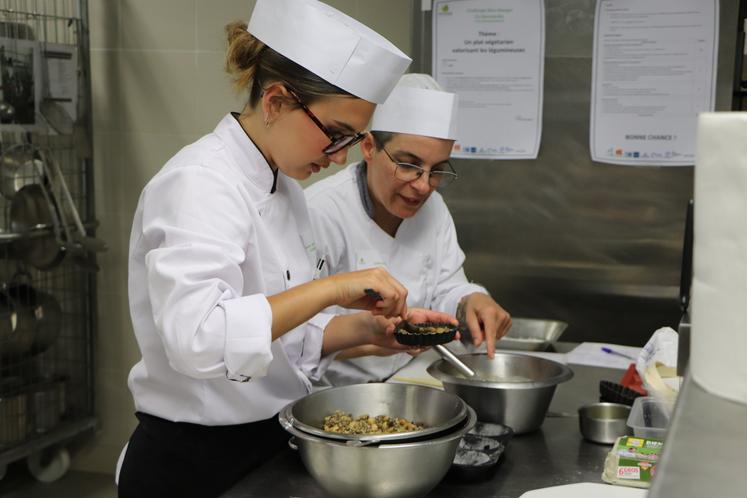 Le challenge Bien Manger en Normandie a fait son retour dans le Calvados, mercredi 21 mai à Ifs. Sur les sept chef(fe)s présent(e)s, six ont déjà participé l'an passé.