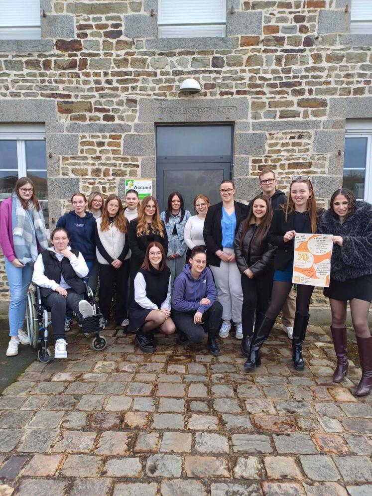 Les élèves d'une classe de 1re en Bac Pro Sapat en 2025, pris en photo devant l'entrée de la MFR.