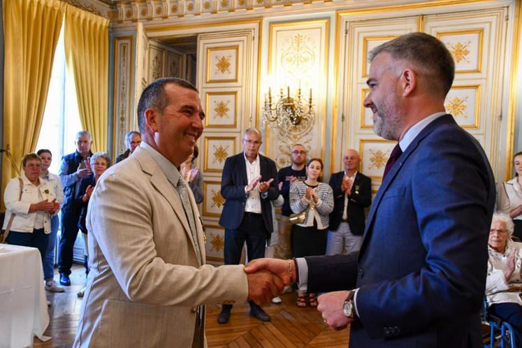 Clément Lebrun, éleveur dans le Pays d'Auge et vice-président de la Chambre d'agriculture du Calvados, a également reçu la médaille.