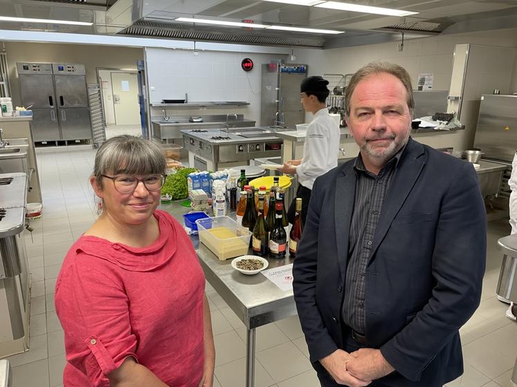 Sarah Lesnard et Jean-Yves Heurtin ont arpenté les cuisines du restaurant du lycée François Rabelais à Ifs et évoqué les enjeux sur la filière légumineuses.
