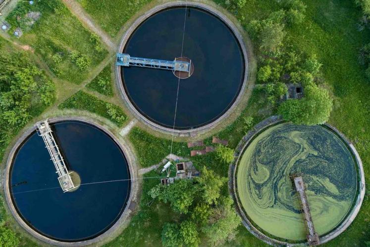 Le syndicat d'Eau du Bassin Caennais lance sur son territoire deux dispositifs PSE. Pour en définir les indicateurs, les enjeux prioritaires se sont portés sur les taux de substances actives (métabolites) présents dans l'eau, ainsi que les nitrates.