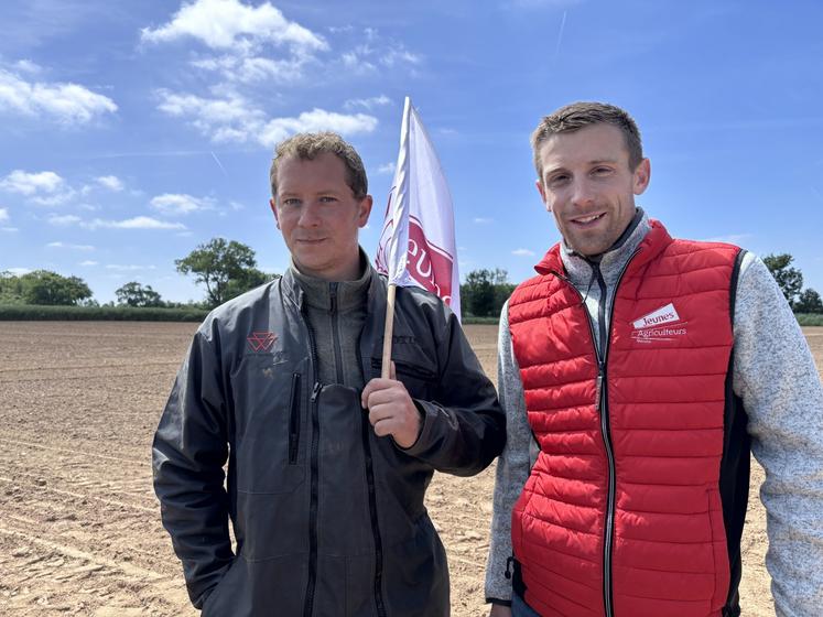 Maxime Vaslin, président des JA du canton, aux côtés de Romain Duprey, responsable du Festival à l'échelle départementale.