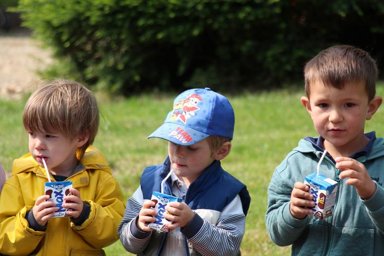 Lactalis a offert des briques de lait au cacao pour le goûter des enfants.
