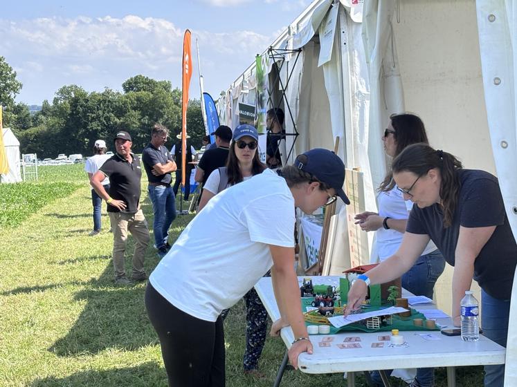 Tout au long de la journée, près de 500 visiteurs ont pu échanger avec les techniciens et mais aussi les agriculteurs engagés dans différentes démarches.
