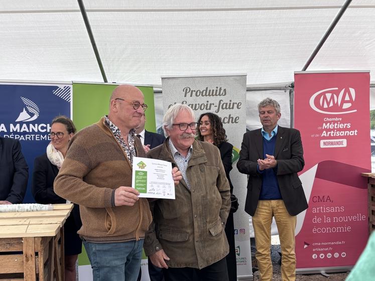 La Cidrerie du Chesnaie à Yvetot-Bocage a été récompensée, cidrerie qui a fêté ses 100 ans à la mi-mai 2025.