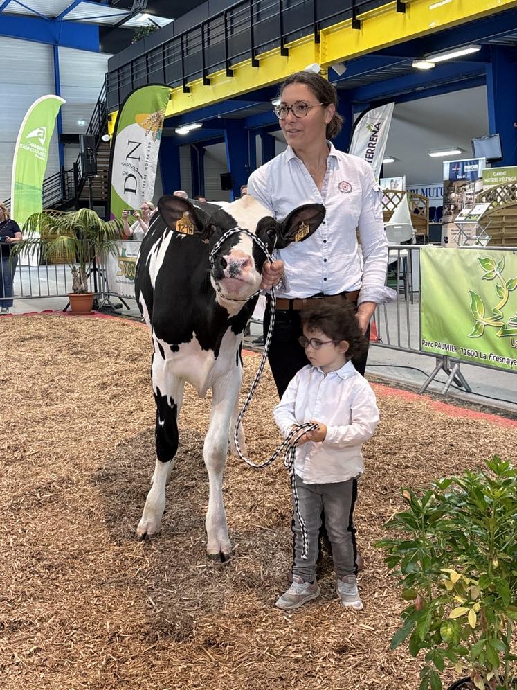 Dès le plus jeune âge, les enfants d'éleveurs se prêtent au jeu.