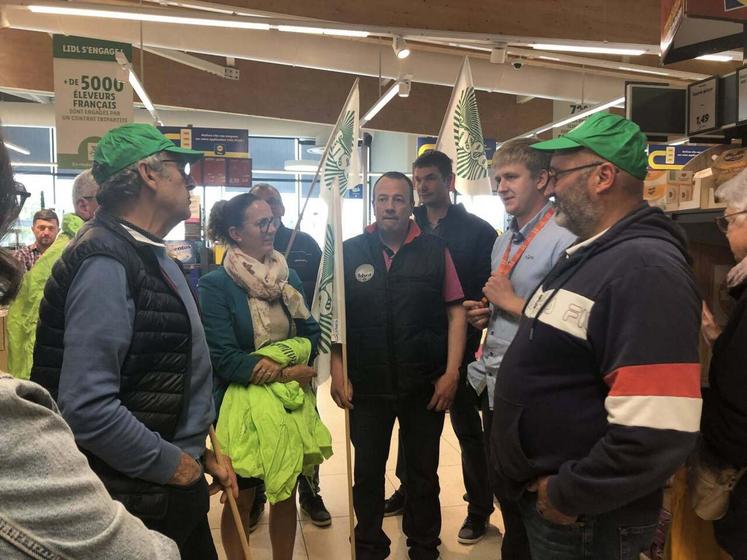 Chez Lidl, les producteurs de lait, emmenés par Jean-François Tapin, ont demandé que le lait à moins d'un euro le litre ne soient plus en vente.