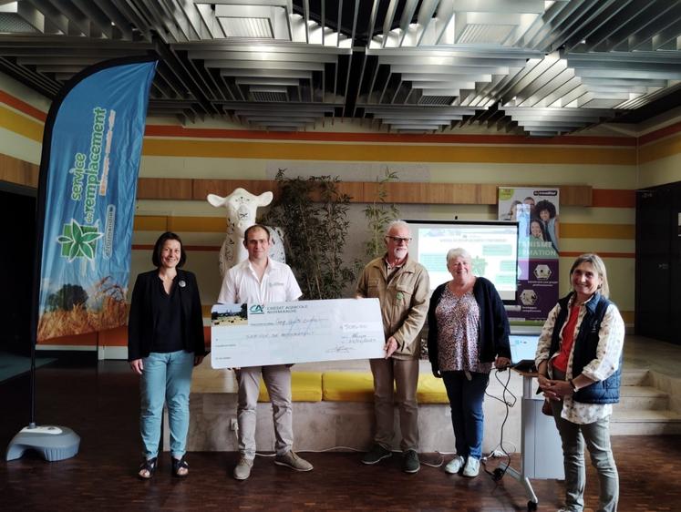 Dans le cadre du fonds associatif, le Crédit Agricole a remis à l'association un chèque de 500 € pour financer un nouvel ordinateur.