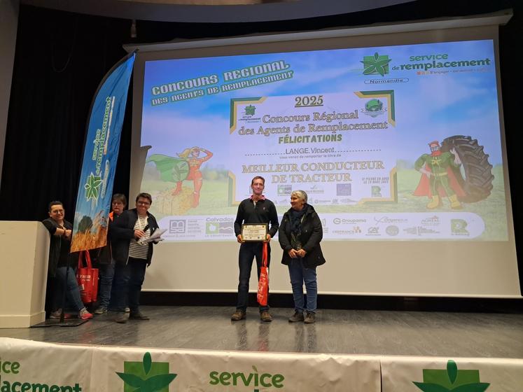 Vincent Lange a été désigné meilleur conducteur de tracteur lors du concours régional des agents de remplacement au lycée Le Robillard (14).