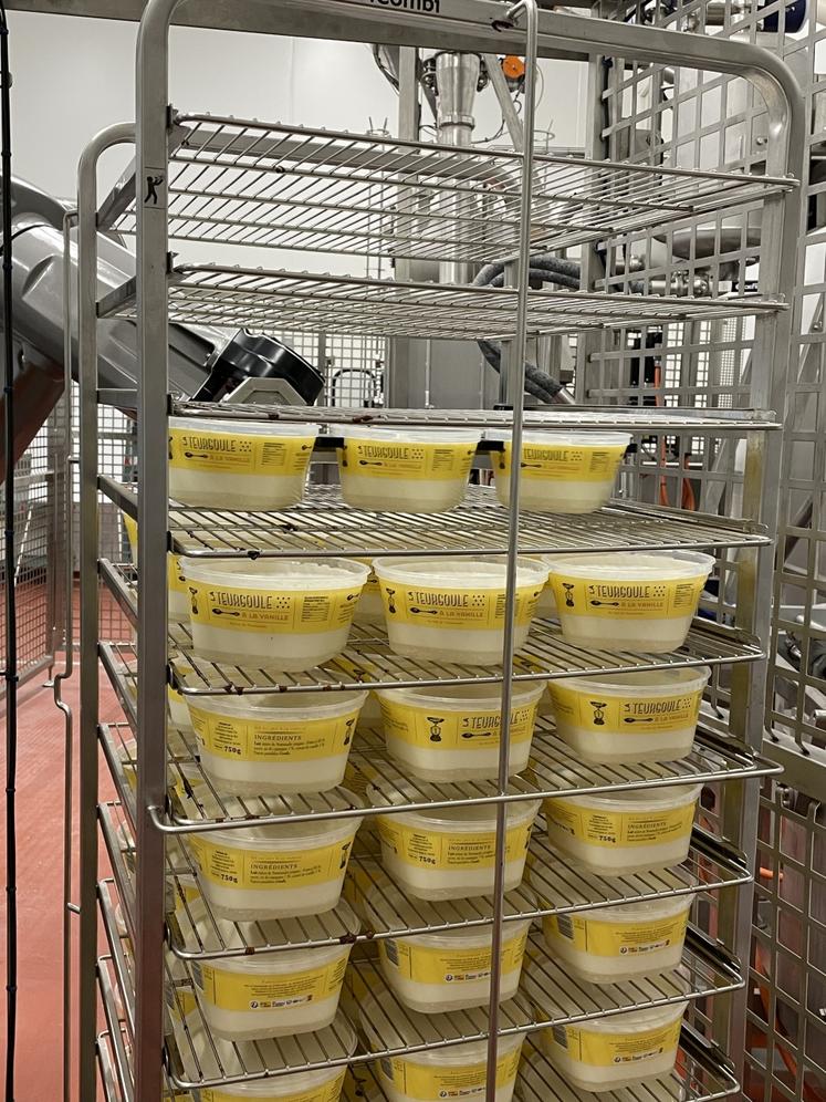 La ligne dispose de trois operculeuses. Modernité oblige, les robots œuvrent à la mise en pots.