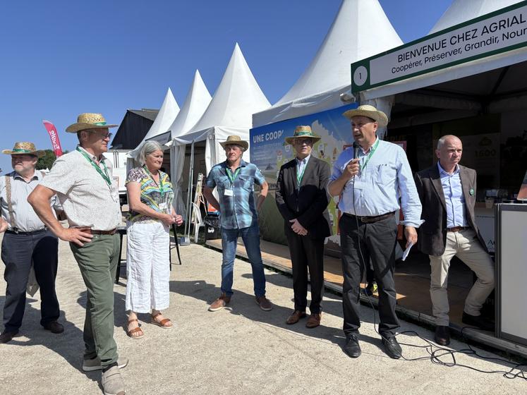 Jean-Guy, Dominique et Michel Saillard ont accueilli l'événement Agrial sur leur exploitation à Villebadin, dans la région d'Argentan.